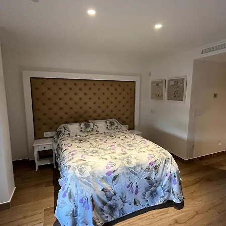 Luxury Renovated 2-bedroom With Pool Apartment *