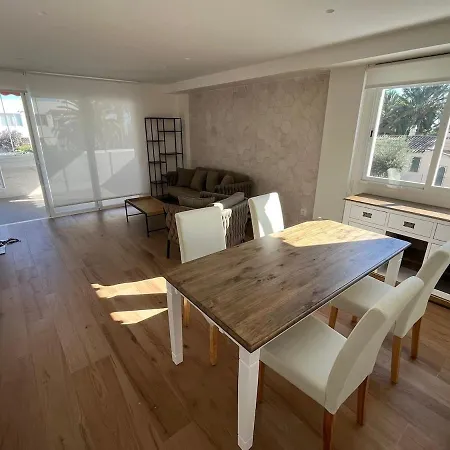 Luxury Renovated 2-bedroom With Pool Apartment *
