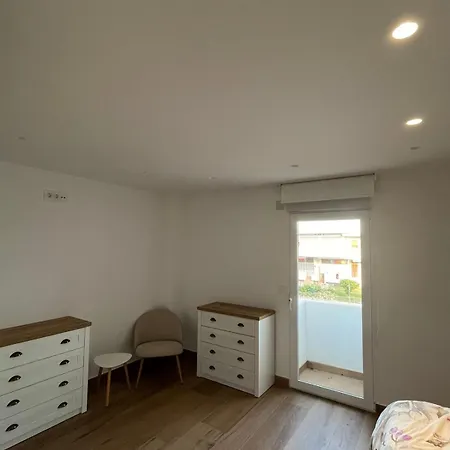 Luxury Renovated 2-bedroom With Pool Apartment *
